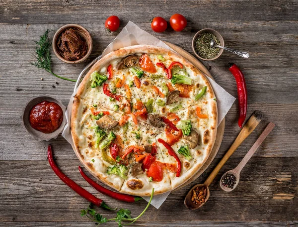 Large vegeterian pizza with sauces and pepper — Stock Photo, Image