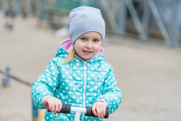 Мила маленька дівчинка з скутером — стокове фото