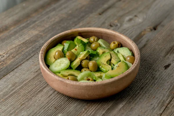 Große Schüssel Salat mit Avocado und Oliven — Stockfoto