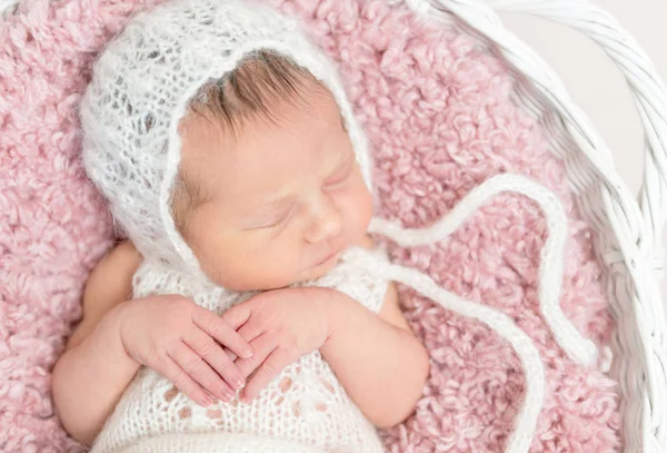 Bambino pisolino su grande cuscino rosa — Foto Stock