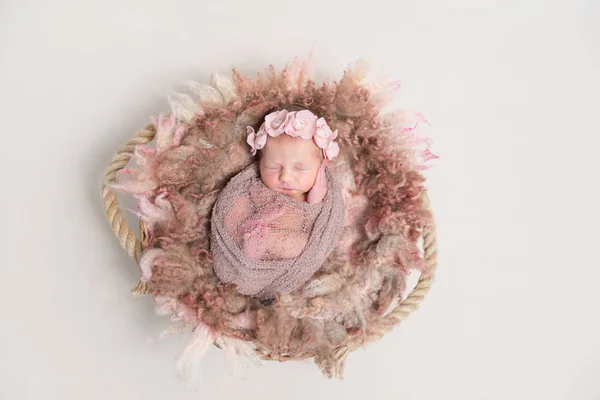 Baby im Haarband, in Schal gehüllt, von oben — Stockfoto