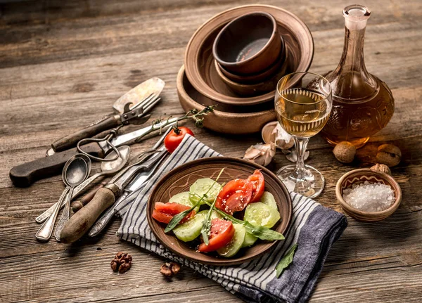 Ensalada simple de pepinos y tomates, platos rústicos — Foto de Stock