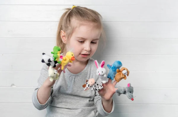 Menina com boneca fantoches em suas mãos — Fotografia de Stock