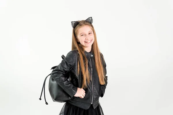 Divatos tizenéves lány egy fekete kabát — Stock Fotó