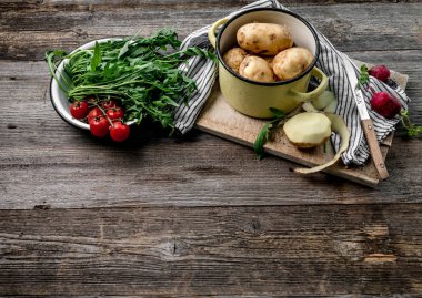 Taze roka, domates, soyulmuş patates hasat