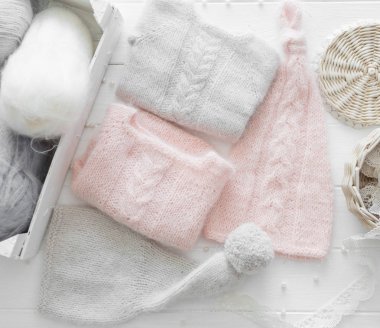 bebekler, şapka ve kazak, TOPVIEW için katlanmış giyim