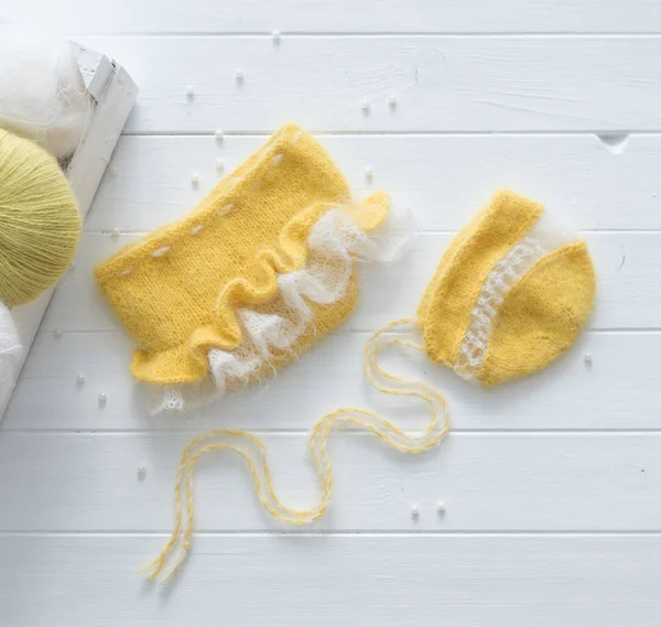 Оригинальная желтая шляпа, брюки для новорожденного, вид сверху — стоковое фото