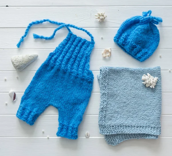 Pantalones azules, manta para bebés, punto hecho a mano, vista superior — Foto de Stock