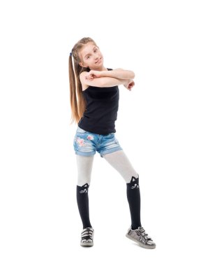 Silah, gülümseyen katlama uzun saçlı sevimli teen