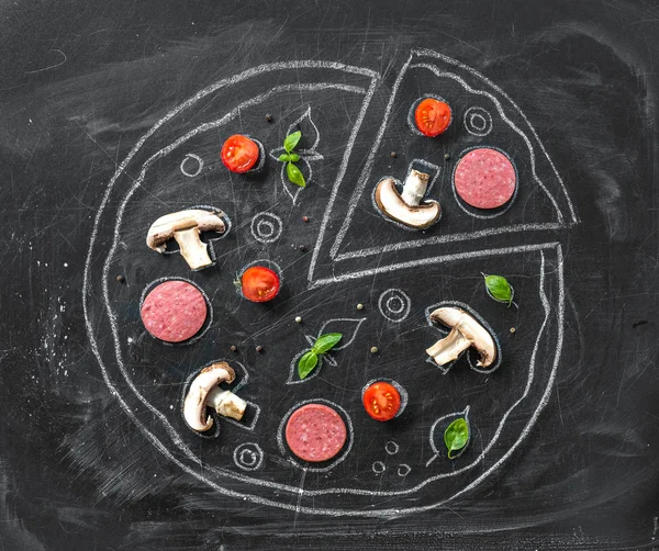 Pizza fatiada desenhada com cogumelos reais, salsicha, topview — Fotografia de Stock