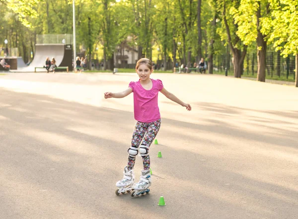 Tienermeisje schaatsen dragen knie bescherming — Stockfoto