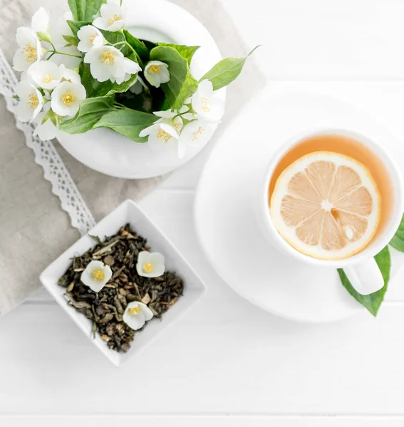 Groene jasmijn thee, jasmijn bloemblaadjes, topview — Stockfoto