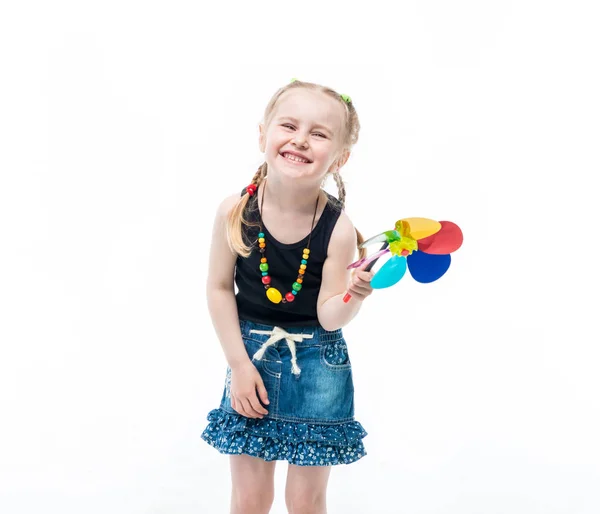 Criança com um brinquedo giratório, vestindo um top — Fotografia de Stock