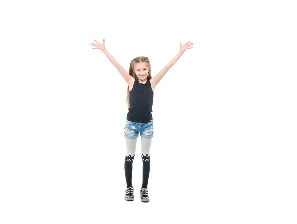 Eller yükselterek ve yaygın olarak gülümseyen genç kız — Stok fotoğraf