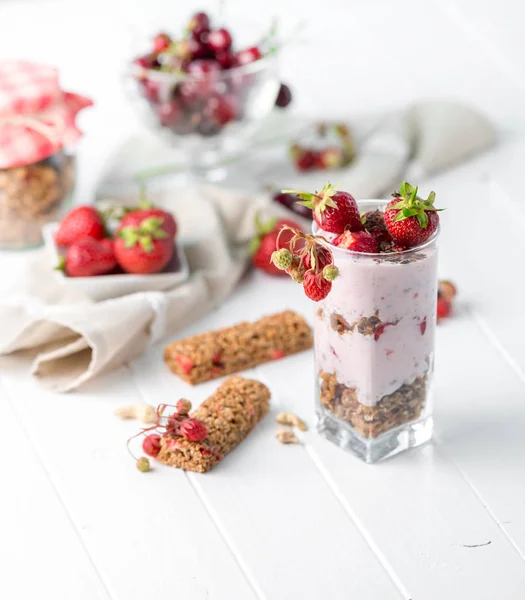 Fındık ve yoğurt, yan ile lezzetli granola — Stok fotoğraf