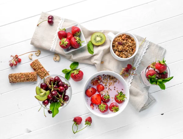 Fitness livsmedel med granola och nötter, topview — Stockfoto
