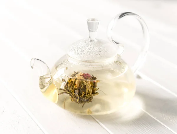 Té floreciente o en flor en tetera de vidrio — Foto de Stock