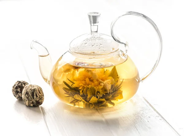 Tè fiorito completamente preparato in una pentola — Foto Stock
