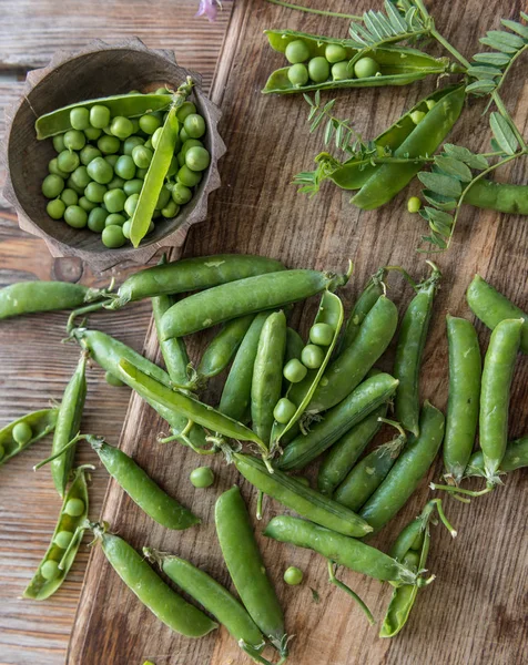 Pois verts frais droit d'un jardin, vue sur la surface — Photo