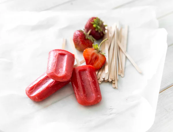 Fresco rosso fatto in casa gelato alla fragola — Foto Stock