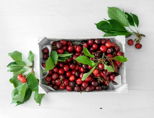 Caixa com cerejas maduras, topview — Fotografia de Stock