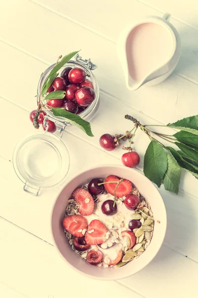 Desayuno saludable con muesli y cerezas, vista superior —  Fotos de Stock