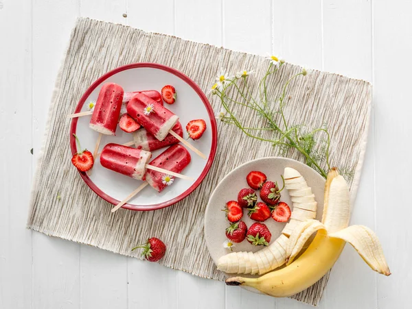 Hemmagjord glass från bananer och jordgubbar, topview — Stockfoto