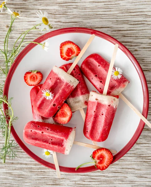 Lahodná zmrzlina, jahody a Zyrtec, topview — Stock fotografie