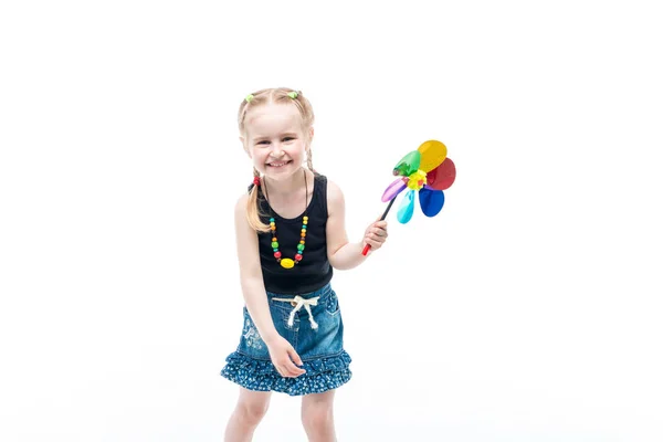 Sorrindo criança loira com brinquedo girando vestindo tangerina — Fotografia de Stock