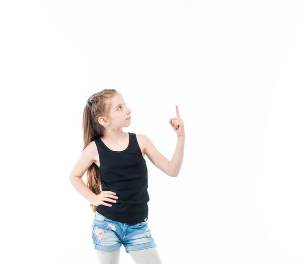 Chica adolescente con el pelo liso apuntando hacia arriba —  Fotos de Stock