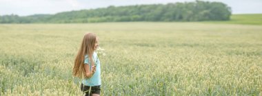 Bir kız bir alanda panoramik çekim