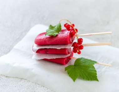 Frenk üzümü dondurma birbirinin