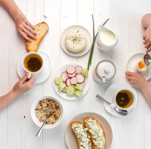 Familjen äter frukost, rostat bröd med keso, topview — Stockfoto