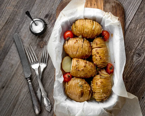 Golden baked potatoes with tomatoes, topview — Stock Photo, Image