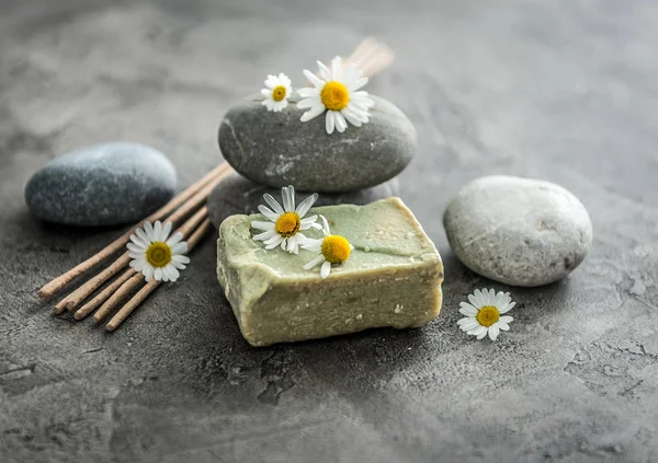 Sabão artesanal com camomila, varas de lavanda para fumar — Fotografia de Stock