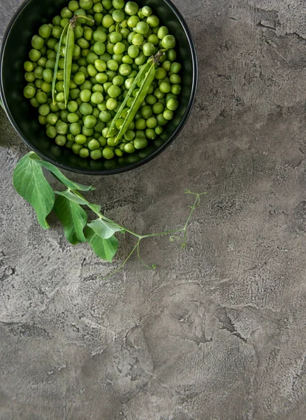 Cuenco negro con guisantes verdes, vista superior, copyspace — Foto de Stock