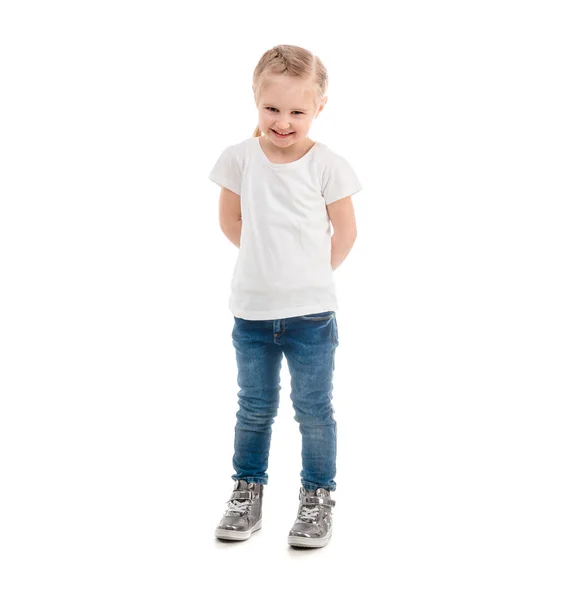 Дівчина в футболці стоїть ізольовано на білому тлі — стокове фото