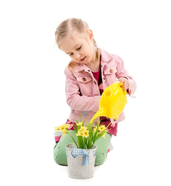 Kind wässert Blumen, isoliert auf weißem Hintergrund — Stockfoto