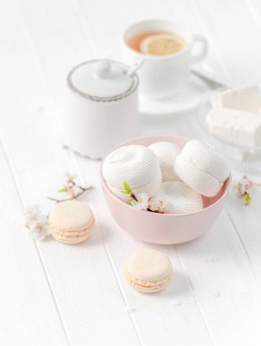 Zefir, beyaz fincan çay ile kase