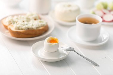Lezzetli tost, taze salata, iki kişilik kahvaltı doldurma