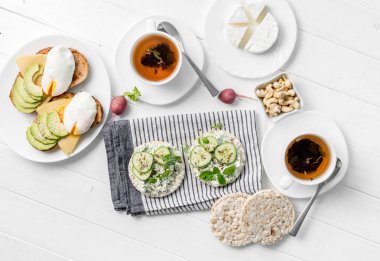 Wholebread tost, avokado, yumurta ile sağlıklı kahvaltı