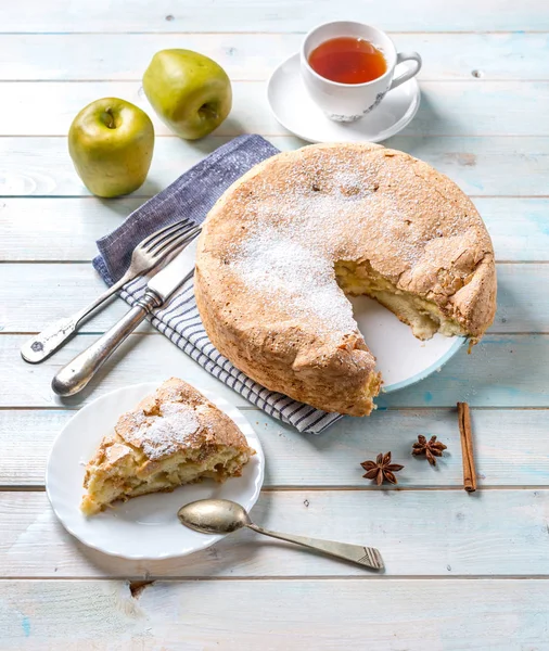 Elmalı turta cinammon ve şeker tepesi ile