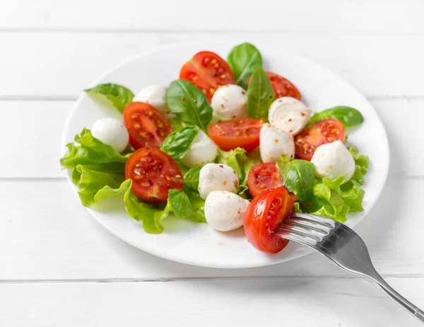 Вкусный вегетарианский салат со шпинатом и фета — стоковое фото
