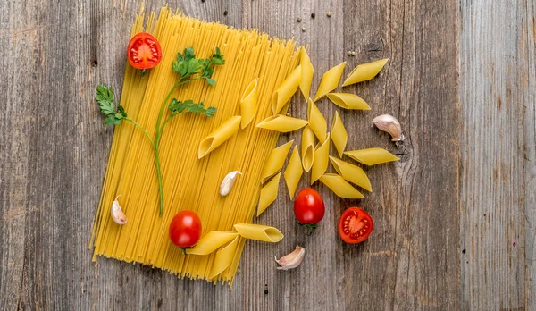 Spaghetti and spices, additional textspace left, topview — Stock Photo, Image
