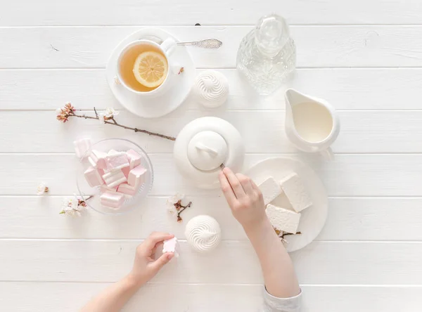 Manos pequeñas sosteniendo dulces para la ceremonia del té, topview —  Fotos de Stock