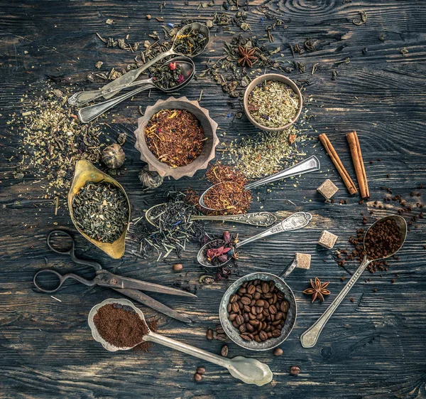 Kolekcje herbat w rustykalne potrawy miedzi — Zdjęcie stockowe