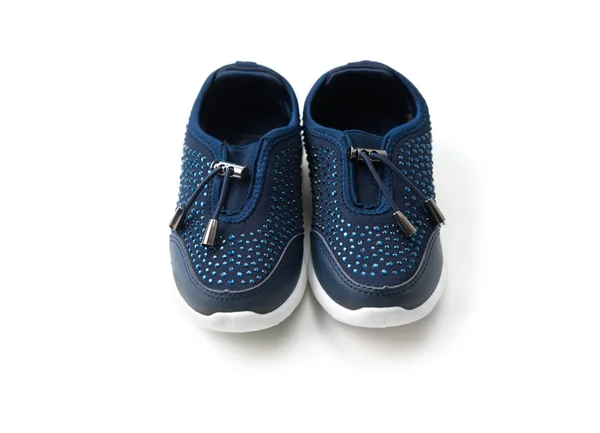 Mörk blå sneakers med djupa blå stenar — Stockfoto