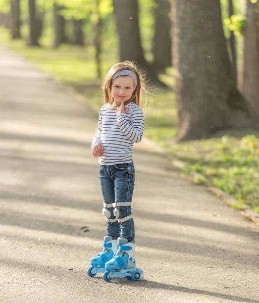 Meisje met helm en schaatsen in steegje — Stockfoto