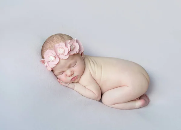 Adorable bebé desnudo durmiendo sobre su vientre — Foto de Stock