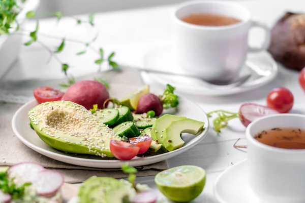 Fladenbrot mit Avocado und Raddish, Tasse Tee — Stockfoto